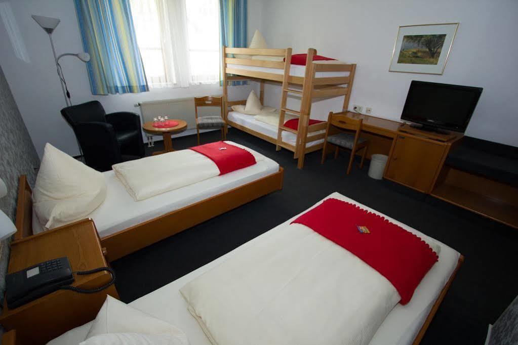 Hotel Sonnenkeller Новый-Ульм Экстерьер фото